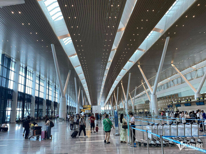 Ga T3 sân bay Tân Sơn Nhất bị dột, hở nền: Cục Hàng không Việt Nam chỉ đạo nóng