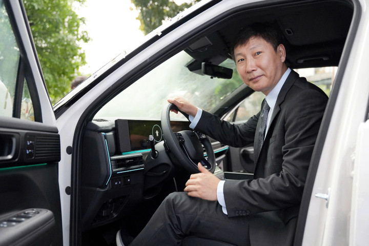 Ông Kim Sang Sik bên trong khoang lái chiếc Santa Fe Calligraphy 2.5 Turbo mới được Huyndai Thành Công Việt Nam bàn giao.