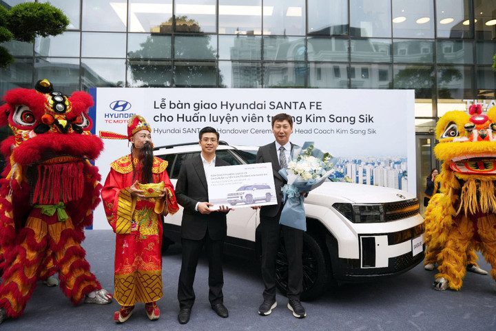 Tổng Giám đốc Hyundai Thành Công Việt Nam Nguyễn Anh Tú chính thức bàn giao chiếc Santa Fe Calligraphy 2.5 Turbo cho ông Kim Sang Sik.