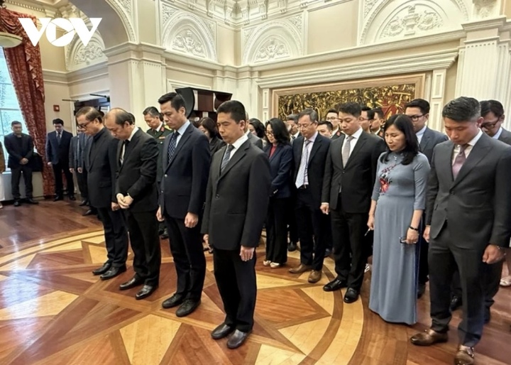 Cán bộ Đại sứ quán và các cơ quan bên cạnh dành một phút mặc niệm để tưởng nhớ và vĩnh biệt nguyên Chủ tịch nước Trần Đức Lương.