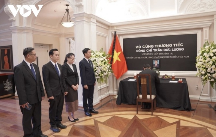 Đại diện Đại sứ quán Lào tới lễ viếng.