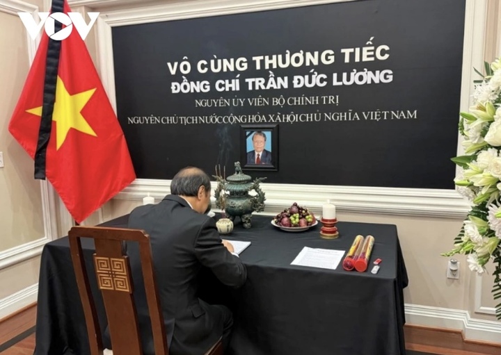Đại sứ Nguyễn Quốc Dũng ghi sổ tang.