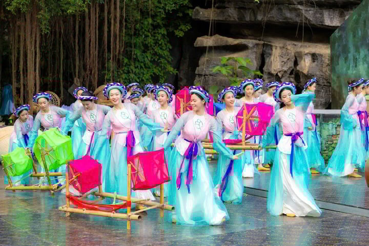 កម្មវិធីសិល្បៈគឺជាការរំលេចនៃពិធីបុណ្យទេសចរណ៍ Tam Coc ឆ្នាំ 2025 លើកតម្កើងធម្មជាតិ ពលកម្ម និងវប្បធម៌នៃរាជធានីបុរាណ។
