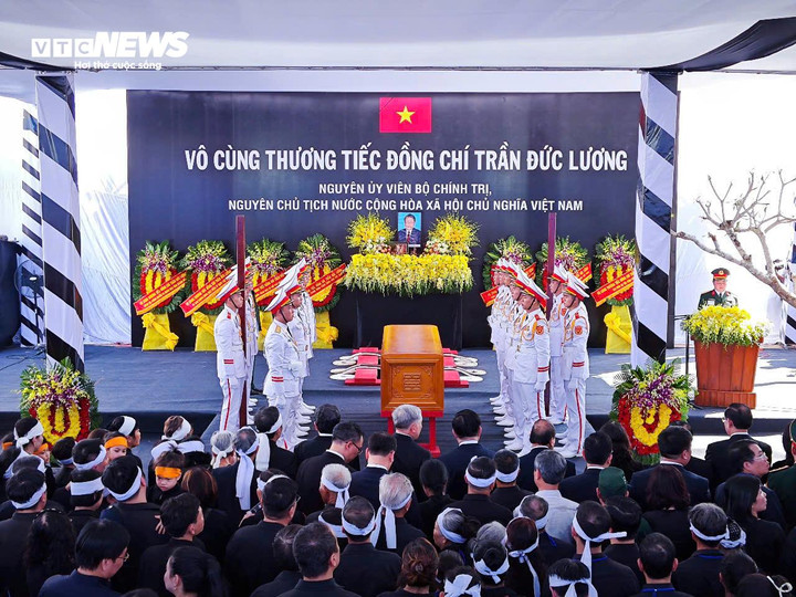 Linh cữu nguyên Chủ tịch nước Trần Đức Lương được đưa về quê nhà.