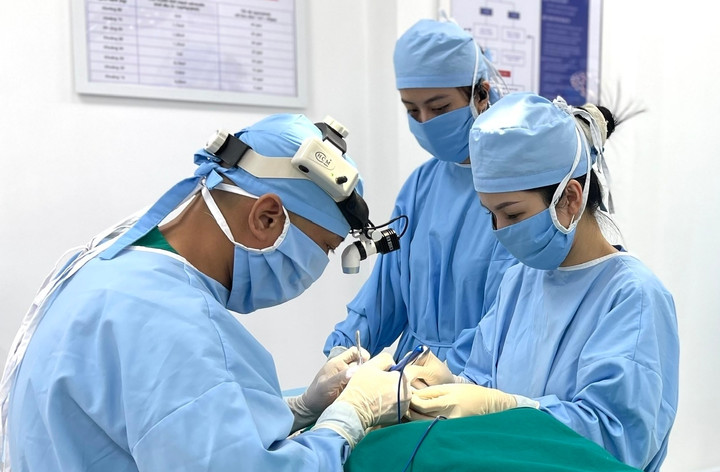 Bác sĩ Ngô Gia Long phẫu thuật thẩm mỹ cho khách hàng. (Ảnh: BSCC)