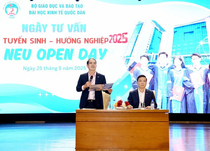 TS Lê Anh Đức chia sẻ tại ngày hội tư vấn.