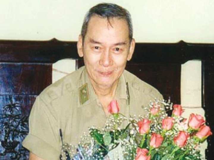 Giáo sư Nguyễn Đình Ngọc trong dịp chúc mừng nhân dịp 70 tuổi (năm 2002). (Ảnh: Phạm Quang)