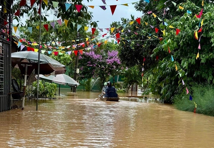 Mưa lớn khiến nước lũ lên nhanh, nhiều địa phương ở Hà Tĩnh bị ngập sâu. (Ảnh: CAHT)