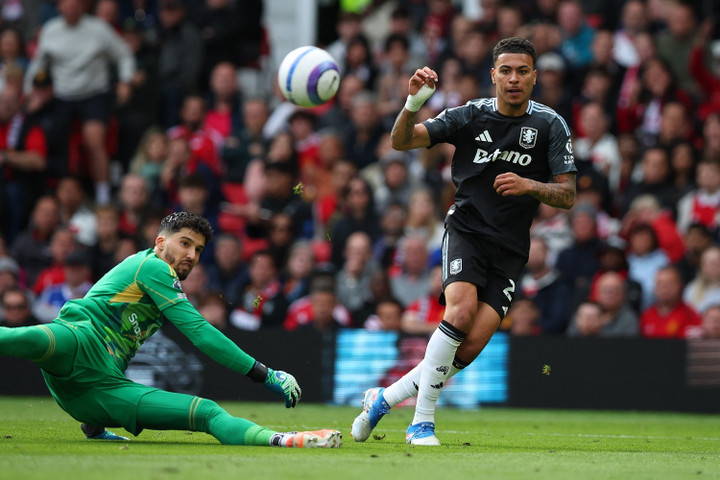 Bayindir mắc lỗi khó hiểu. Anh chưa bắt dính bóng khi Tielemans tranh cướp nhưng trọng tài vẫn thổi phạt cầu thủ Aston Villa. (Ảnh: Reuters)