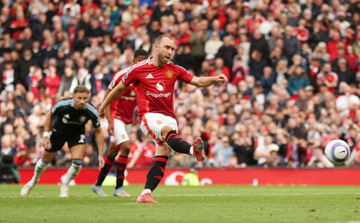 Eriksen nhân đôi cách biệt. (Ảnh: Reuters)