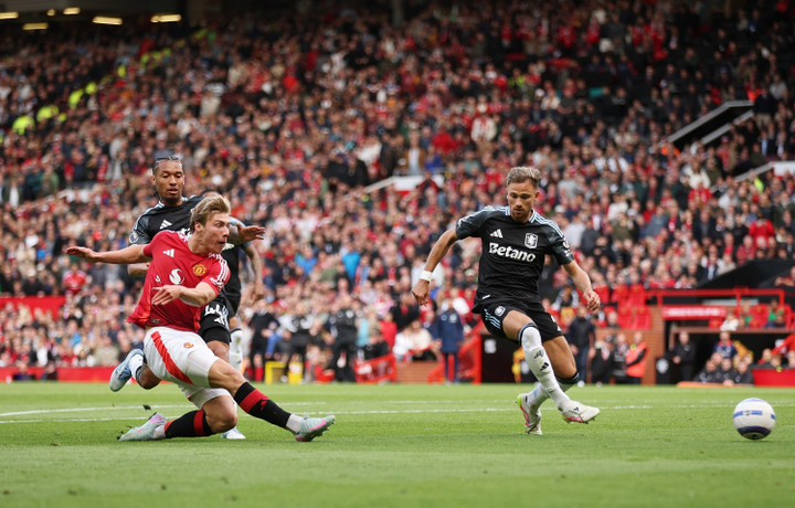 Hojlund cố đưa bóng sang chân trái để sút nhưng không thành công. (Ảnh: Reuters)