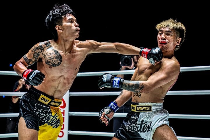 Chama (bên phải) liên tục hứng đòn vào mặt sau khi thách đối thủ tấn công.