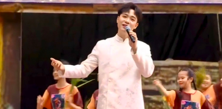 តារាចម្រៀង Pham Anh Duy ។
