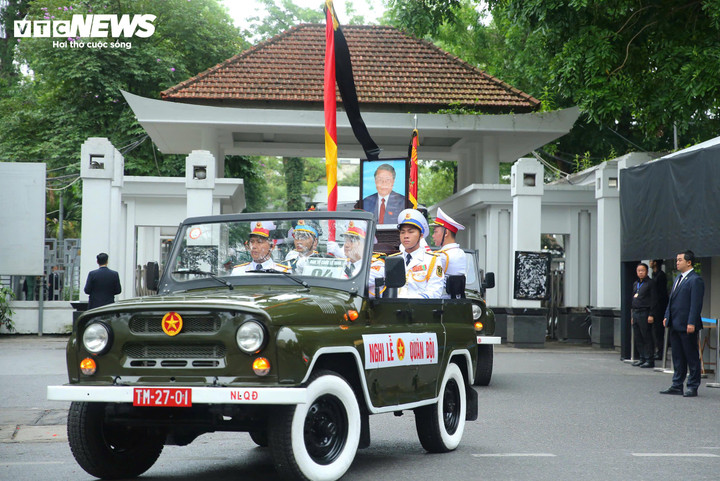 Đoàn xe nghi lễ chở linh cữu nguyên Chủ tịch nước Trần Đức Lương rời nhà tang lễ trong tiếng kèn trầm buồn.