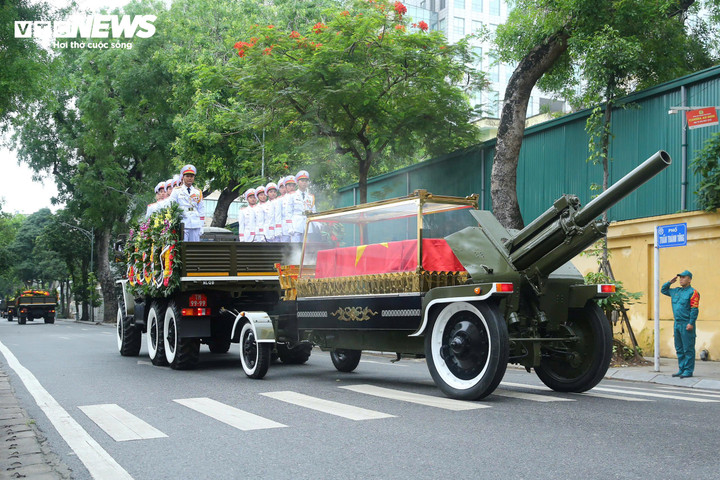 Linh cữu nguyên Chủ tịch nước Trần Đức Lương được di chuyển ra sân bay Nội Bài để đến sân bay Chu Lai (Quảng Nam) rồi về quê nhà Quảng Ngãi tổ chức lễ an táng lúc 15h hôm nay tại nghĩa trang xã Phổ Khánh, thị xã Đức Phổ, tỉnh Quảng Ngãi.