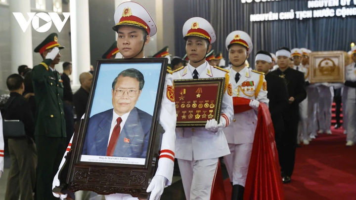 Di quan nguyên Chủ tịch nước Trần Đức Lương ra linh xa.