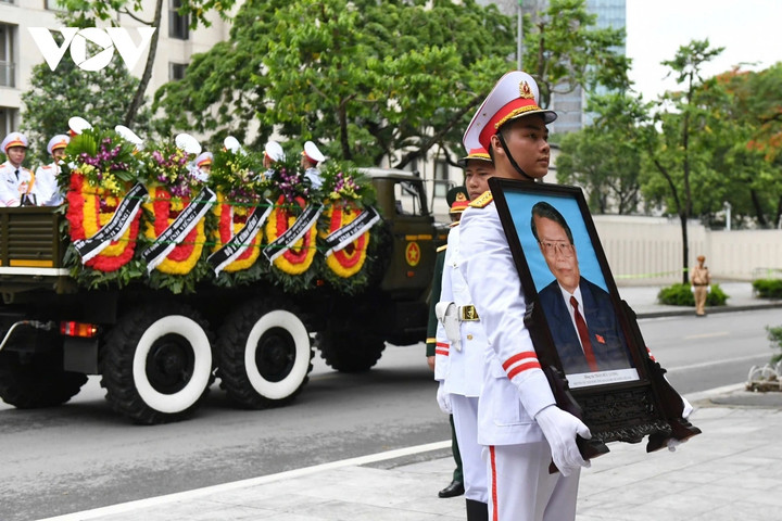 Tại đây đoàn xe dừng lại đưa di ảnh của nguyên Chủ tịch nước Trần Đức Lương vào nhà.