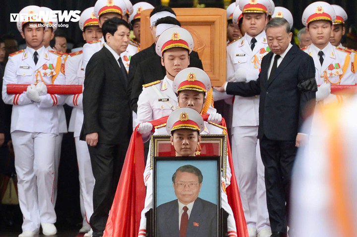 Tổng Bí thư Tô Lâm và Chủ tịch nước Lương Cường đi hai bên linh cữu, phía sau là gia quyến, lãnh đạo, nguyên lãnh đạo Đảng, Nhà nước.