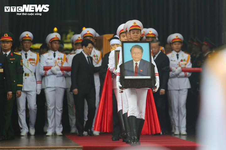 Trong tiếng nhạc Hồn tử sĩ, linh cữu nguyên Chủ tịch nước Trần Đức Lương được di chuyển từ trong Nhà tang lễ quốc gia đến linh xa chờ sẵn bên ngoài.