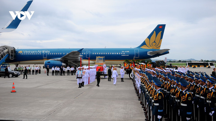 Đoàn xe chở linh cữu nguyên Chủ tịch nước Trần Đức Lương ra tới sân bay Nội Bài để đưa ông về an táng tại quê nhà ở xã Phổ Khánh, thị xã Đức Phổ, tỉnh Quảng Ngãi.