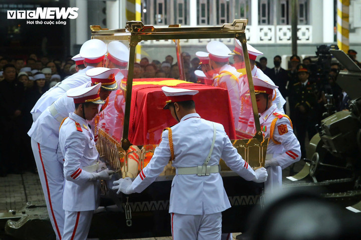 Sau khi linh cữu nguyên Chủ tịch nước Trần Đức Lương được đưa lên linh xa, lực lượng tiêu binh phủ cờ và làm các thủ tục đưa linh cữu về nơi an táng.