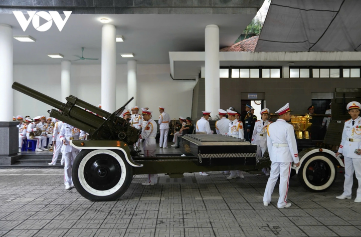 Linh xa và đoàn xe hộ tống đã được chuẩn bị chu đáo.