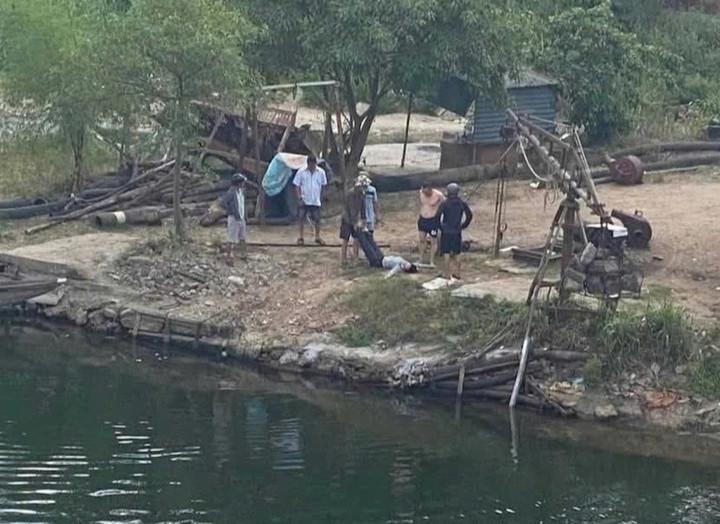 Hình ảnh anh Phúc cùng người dân sơ cứu cho chị H. sau khi đưa vào bờ được nhiều người chia sẻ, khen ngợi. (Ảnh: CTV)