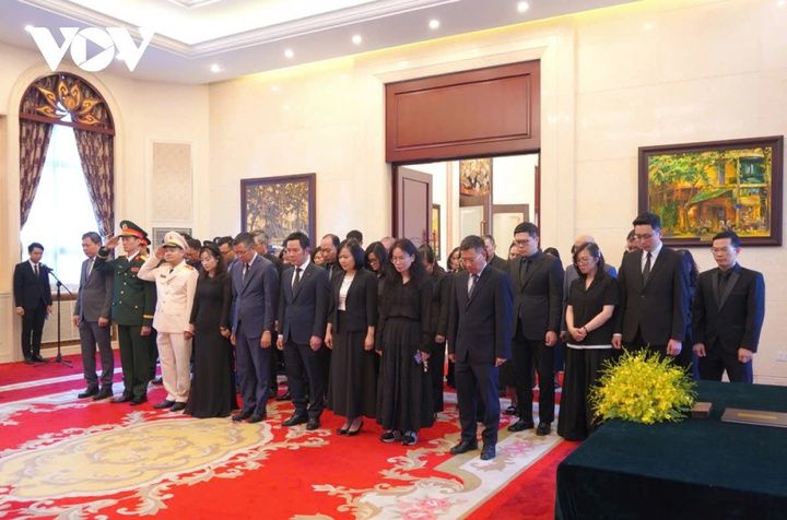 Lãnh đạo, cán bộ và công nhân viên Đại sứ quán Việt Nam tại Trung Quốc tưởng niệm đồng chí Trần Đức Lương. (Ảnh: Trung Kiên/VOV-Bắc Kinh)