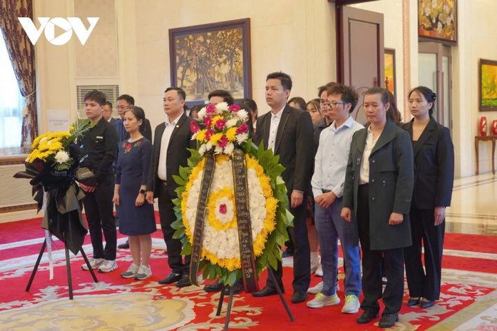 Đại diện kiều bào và lưu học sinh Việt Nam tại Trung Quốc đến viếng đồng chí Trần Đức Lương. (Ảnh: Trung Kiên/VOV-Bắc Kinh)