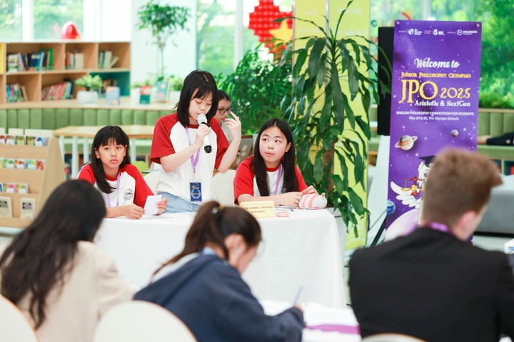 Học sinh tranh biện tại chung kết cuộc thi tiếng Anh triết học cho học sinh Tiểu học, THCS 2025.