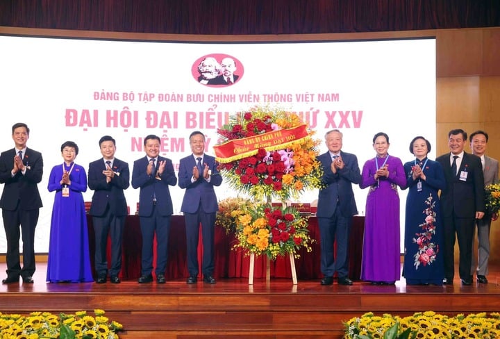 Le vice-Premier ministre Nguyen Hoa Binh présente des fleurs pour féliciter le 25e Congrès du Comité du Parti du Groupe des postes et télécommunications du Vietnam (VNPT), mandat 2025-2030. (Photo : VGP/Nguyen Hoang)