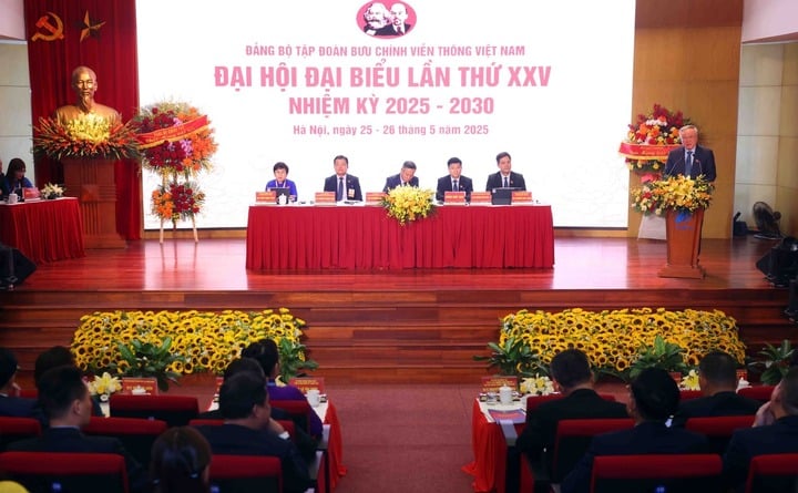 Le vice-Premier ministre Nguyen Hoa Binh a félicité le Comité du Parti du groupe VNPT pour avoir préparé sérieusement le Congrès, assuré le respect des principes sous la direction du Comité central et du Comité du Parti du gouvernement, et satisfait aux exigences et aux tâches énoncées. (Photo : VGP/Nguyen Hoang)