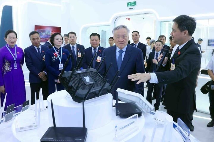 Le vice-Premier ministre permanent Nguyen Hoa Binh a visité le stand présentant les produits technologiques du groupe VNPT. (Photo : VGP/Nguyen Hoang)