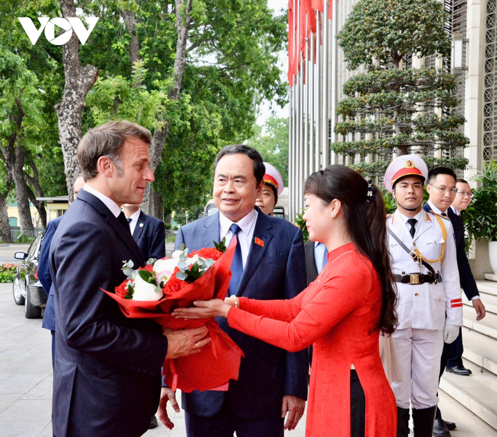 Chủ tịch Quốc hội Trần Thanh Mẫn chào mừng Tổng thống Emmanuel Macron