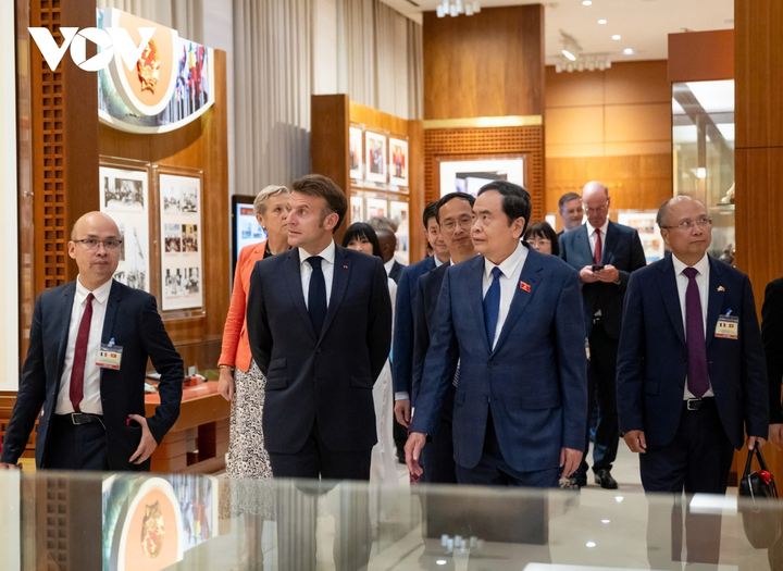 Chủ tịch Quốc hội Trần Thanh Mẫn và Tổng thống Macron thăm quan Nhà Quốc hội