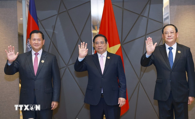 Thủ tướng Phạm Minh Chính cùng Thủ tướng Lào Sonexay Siphandone và Thủ tướng Campuchia Hun Manet. (Ảnh: Dương Giang/TTXVN)