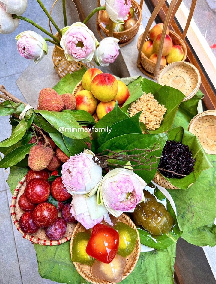 Mâm lễ đủ đầy, đẹp mắt mà không tốn quá nhiều thời gian chuẩn bị. (Ảnh: Phương Trần)