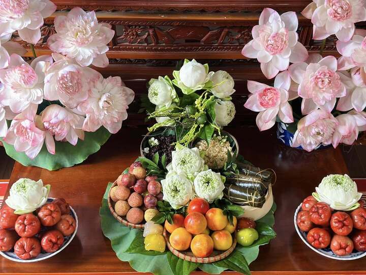 Mâm cúng được sắp xếp tỉ mỉ, đầy màu sắc và cũng thịnh soạn với trái cây, rượu nếp, bánh trái, trầu cau... (Ảnh: Đỗ Thu Ngọc)