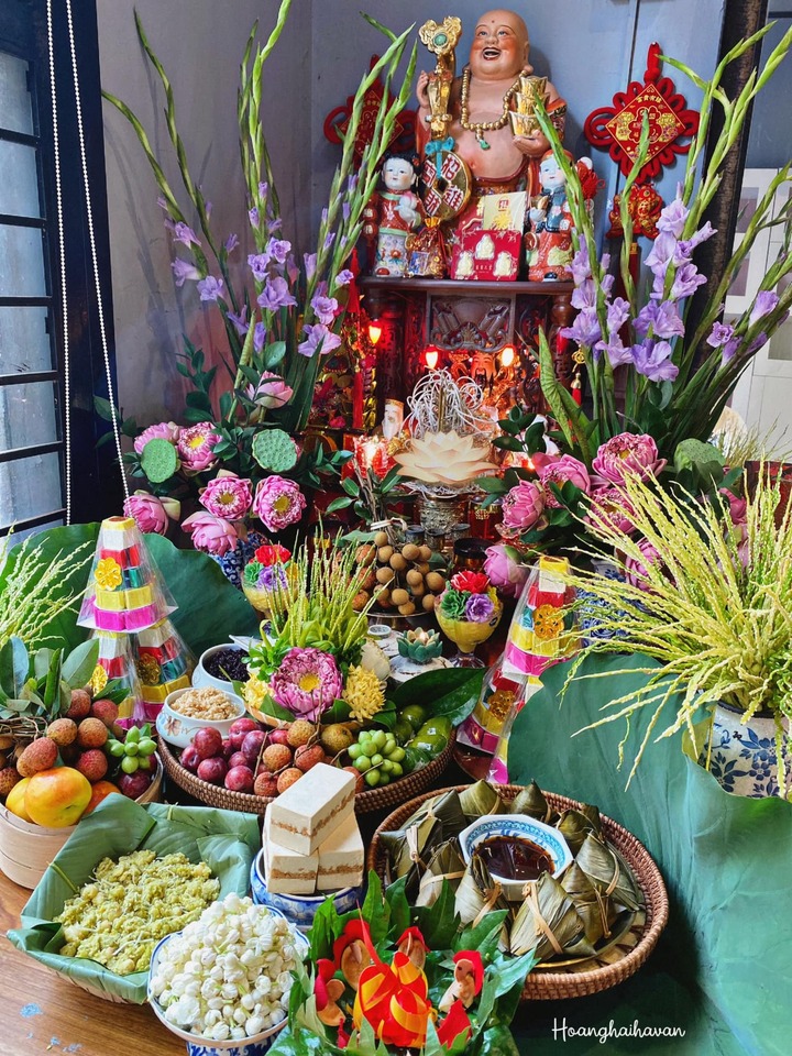 Mâm cỗ cúng Tết Đoan ngọ này đậm chất truyền thống, không chỉ có xôi cốm, bánh khảo, hoa nhài... mà còn có những miếng trầu têm cánh phượng tuyệt đẹp. (Ảnh: Vân Hà Hoàng)