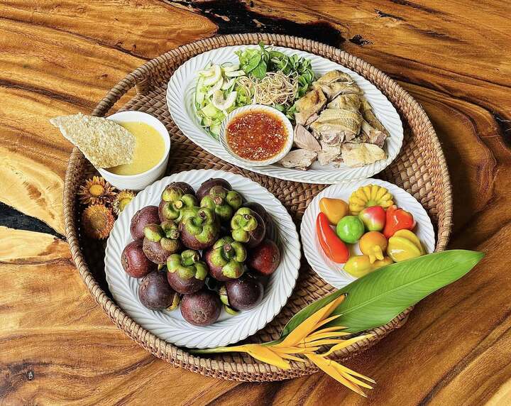 Mâm cúng Tết Đoan ngọ đặc trưng ở Huế với món thịt vịt, chè kê. (Ảnh: Nhi Trương)