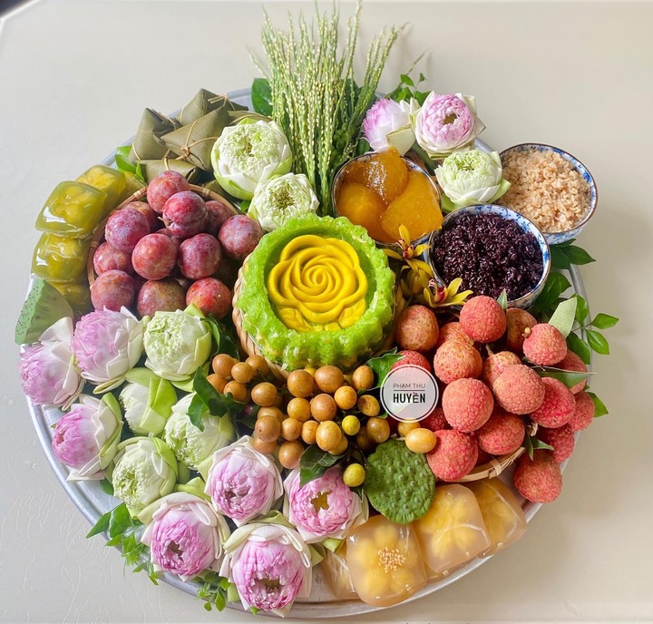 Sự đầy đặn của mâm cỗ này thể hiện tấm lòng thơm thảo, hiếu kính của chủ nhân. (Ảnh: Phạm Thu Huyền)