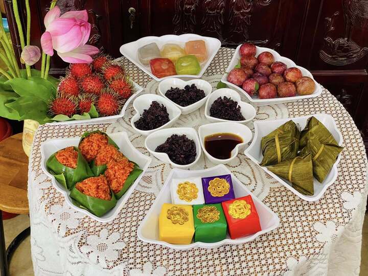 Màu sắc của lễ vật và sự ngay ngắn, chỉn chu của bộ đĩa xinh xắn giúp chủ nhân mâm cúng Tết Đoan ngọ bù đắp cho sự đơn giản. (Ảnh: Thùy Linh)
