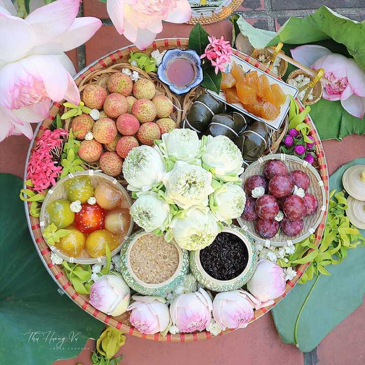 Một mâm lễ dâng lên ban thờ gia tiên dịp Tết Đoan Ngọ tuy đơn giản nhưng trang trọng, không thể thiếu các trái cây nóng như vải, mận và cơm rượu nếp - món ăn mà dân gian tin là giúp diệt sâu bọ. (Ảnh: Vũ Thu Hương)