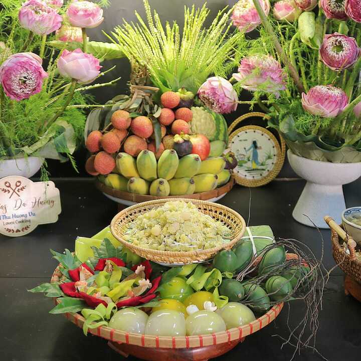 Mâm lễ 5/5 Âm lịch ngập tràn hương vị mùa hạ, với những thức quà thơm thảo và tinh tế của người Hà Nội như xôi cốm, bánh xu xê. (Ảnh: Vũ Thu Hương)