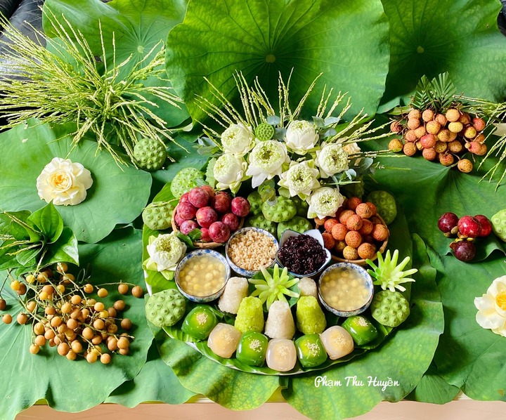 Màu xanh mát mắt là ấn tượng rõ nhất của mâm cỗ này. Đó là màu của lá sen, gương sen, lá trầu, của hoa cau, oản xôi cốm, bánh xu xê... Người ngắm ảnh cũng cảm nhận được hương thơm thanh khiết nhẹ nhàng từ sen. (Ảnh: Phạm Thu Huyền)
