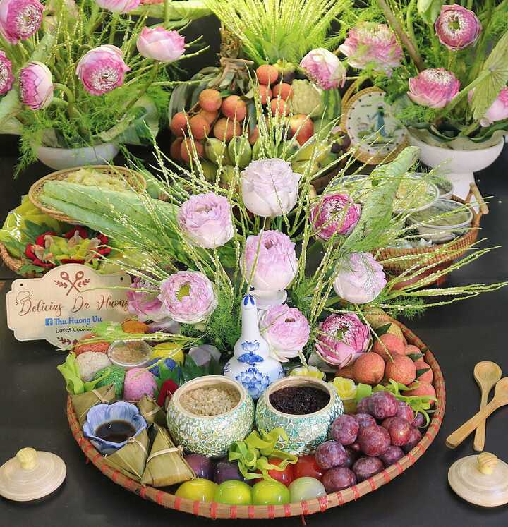 Mâm cúng Tết Đoan ngọ đẹp như tranh của một bà mẹ đảm Hà thành với rượu nếp, nếp cẩm, bánh gio, mận hậu, vải thiều, xôi cốm, xôi ngũ sắc... Hoa tươi cũng đa dạng, gồm hoa sen, hoa cau, hoa dẻ. (Ảnh: Vũ Thu Hương)
