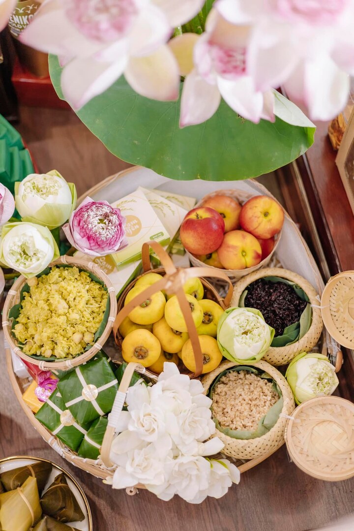 Mâm lễ gồm có rượu nếp, đào, thị, xôi cốm, bánh cốm, bánh khảo và các loại hoa thơm, hoa sen. (Ảnh: Hoàng Thảo)