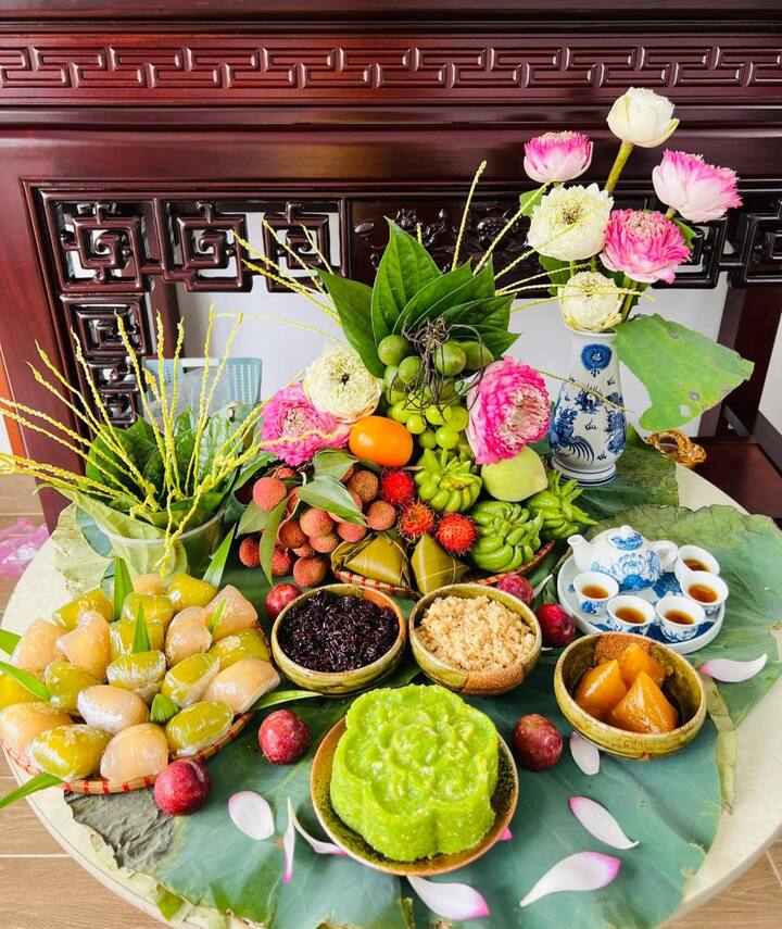 Những chiếc lá sen được dùng thay mâm là nét tinh tế của mâm lễ mang trưng của miền Bắc này. Lễ vật gồm rượu nếp, bánh xu xê, bánh gio, xôi cốm, trầu cau và ấm trà được bày biện đẹp mắt, tỏa hương thơm của hoa sen, hoa cau. (Ảnh: Nguyễn Hồng Thúy)