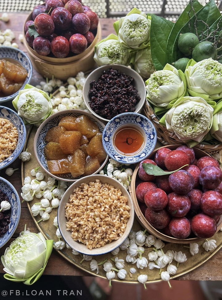 Hương hoa nhài, hoa sen thơm ngát hòa cùng mùi rượu nếp, mùi mật mía bánh gio khiến mâm lễ cúng Tết Đoan ngọ này được nhiều cư dân mạng khen ngợi. (Ảnh: Loan Trần)