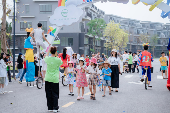 Eco Central Park thu hút trẻ nhỏ với nhiều hoạt động thú vị.